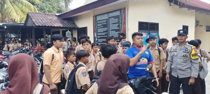 Foto Momen Polsek Narmada saat Melakukan Sosialisasi Penertiban Pengendara Sepeda Motor yang Masih Pelajar Sekolah pada Sabtu (31/8/2024) (Sumber: Humas Polresta Mataram)